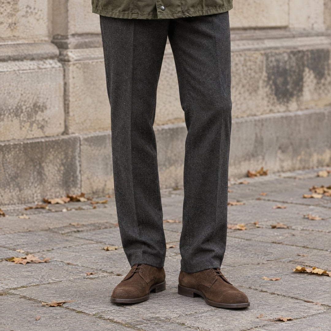 Pantalon en flanelle de laine anthracite et derbies en daim brun