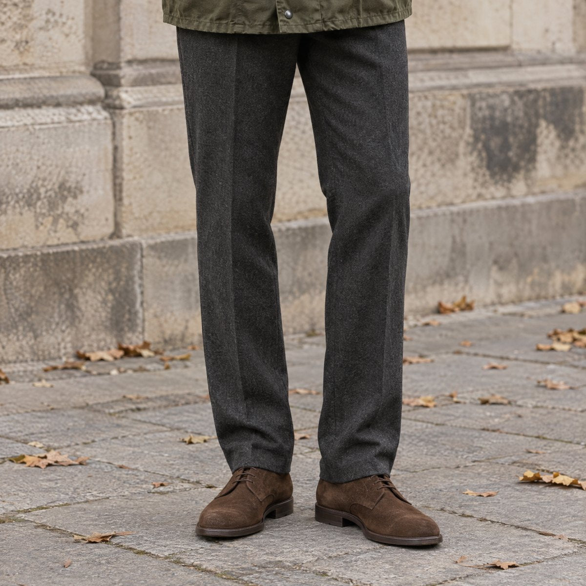 Pantalon en flanelle de laine anthracite et derbies en daim brun
