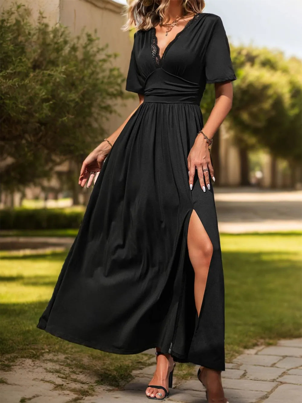 Selenne – Robe Longue Fendue à Col V en Dentelle