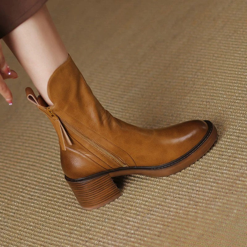 Bottes Capucine cognac portées, talon épais et double zip