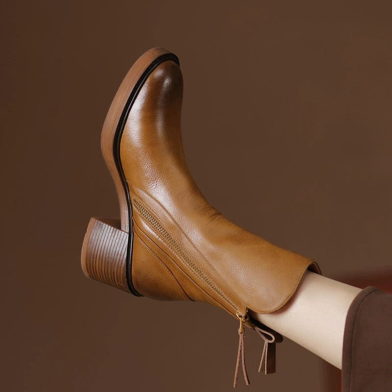 Botte Capucine cognac, détail du talon épais et du zip