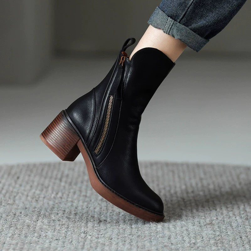 Bottes Capucine noires portées, talon épais et double zip