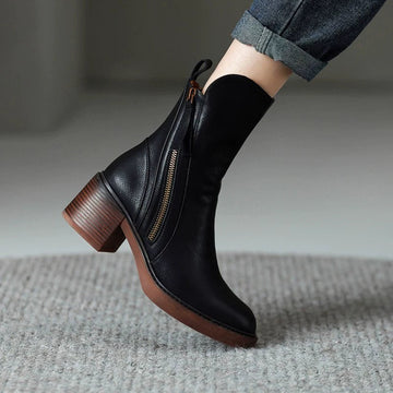 Bottes Capucine noires portées, talon épais et double zip