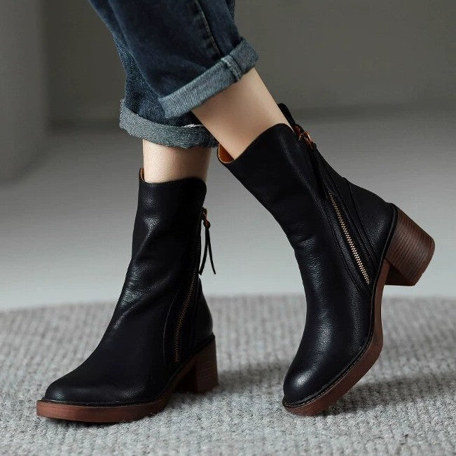Paire de bottes Capucine noires portées avec un jean