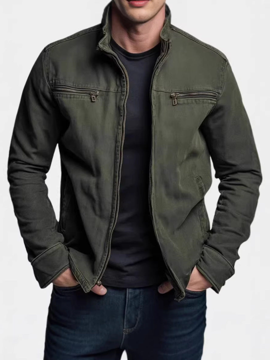 Homme portant le blouson Corentin vert kaki, ouvert sur un t-shirt foncé
