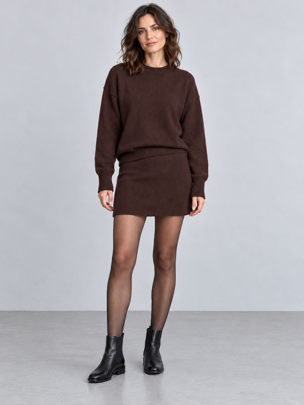 Léonie, ensemble pull et jupe en maille marron, porté de face