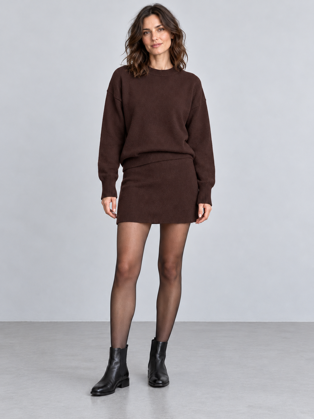 Léonie, ensemble pull et jupe en maille marron, porté de face