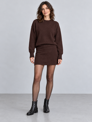 Léonie, ensemble pull et jupe en maille marron, porté de face