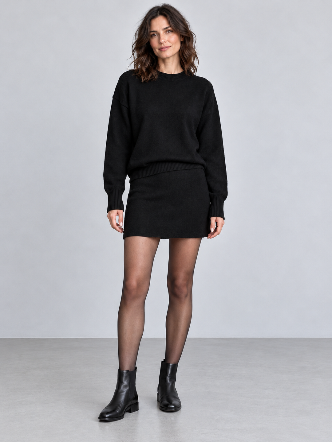 Léonie, ensemble pull et jupe en maille noir, porté de face