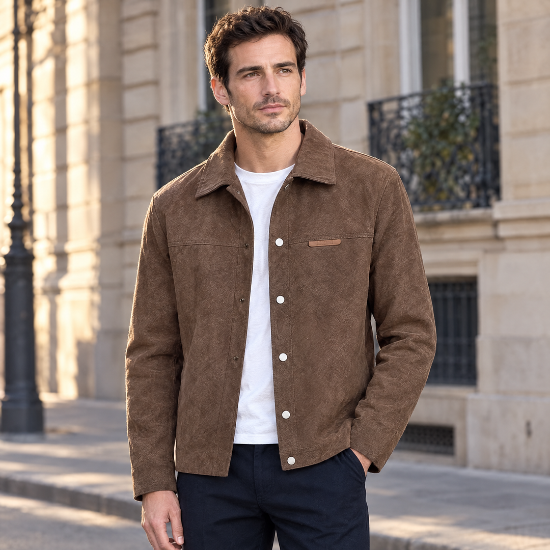 La veste Bastien en marron, col chemise ouvert sur un tee-shirt blanc, dans une rue parisienne