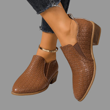Bottines basses Odile cognac portées avec un jean, élastiques sur les côtés