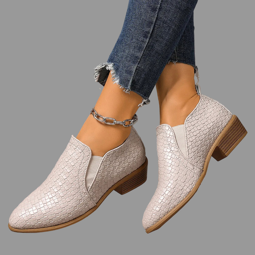 Bottines basses Odile beiges portées avec un jean