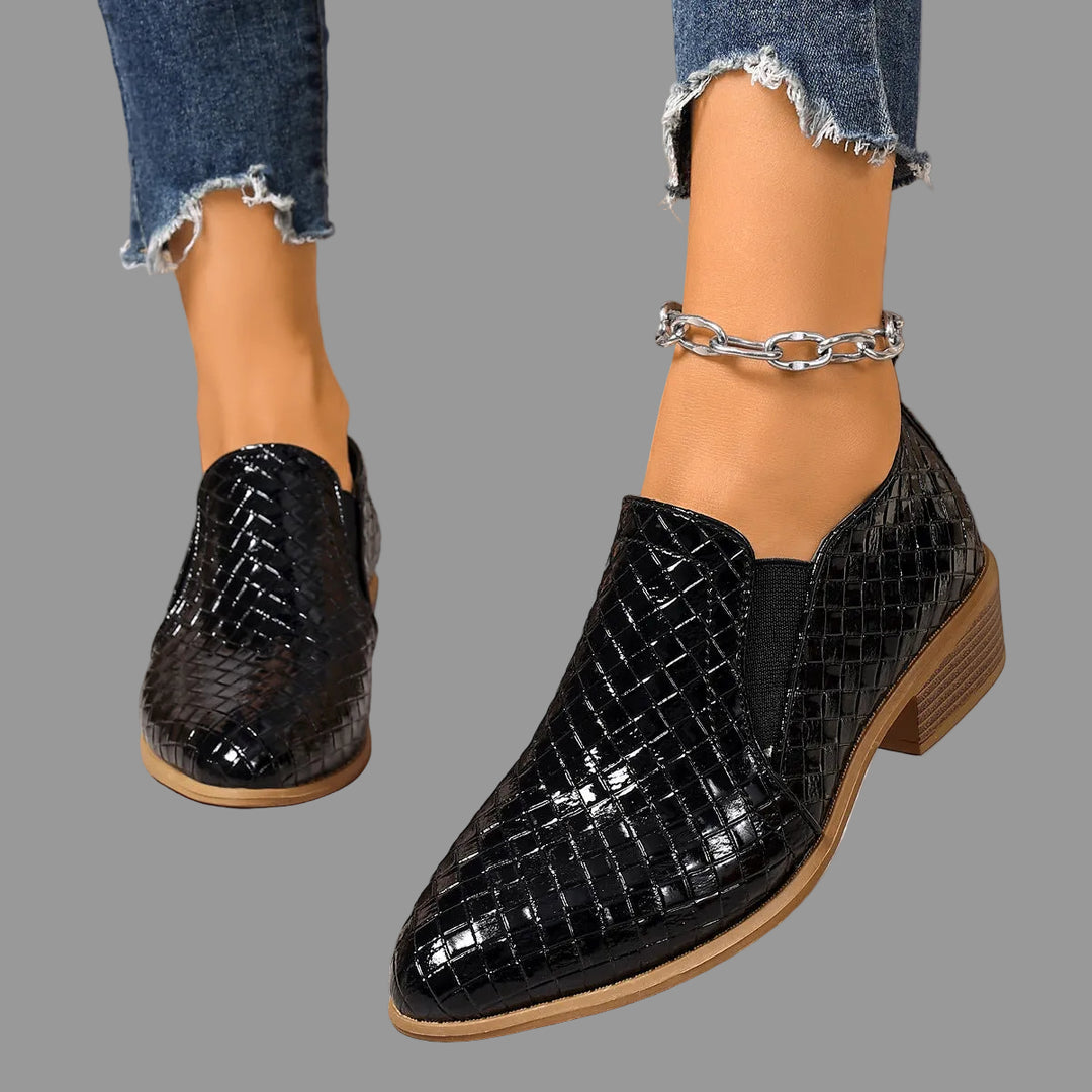 Bottines basses Odile noires brillantes portées avec un jean