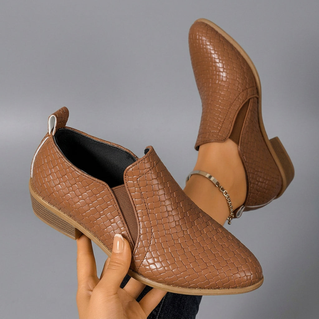 Bottine Odile cognac tenue en main, bout pointu